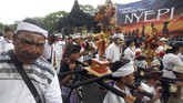 Sejumlah anak mengarak ogoh-ogoh mini saat pawai di Jalan Raya Ditbekang, Cibinong, Bogor, Jawa Barat, Rabu (6/3/2019). Pawai tersebut dalam rangka menyambut Hari Raya Nyepi Tahun Baru Saka 1941. (ANTARA FOTO/Yulius Satria Wijaya/wsj.)