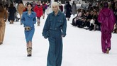Ada pula cropped jacket yang cocok untuk siluet yang lebih sempit, gaun rajut dalam pola Nordic tiga dimensi, sepatu bot kulit domba, puffer jacket dalam warna primer termasuk ungu cerah, hingga perhiasan rambut dari kepingan salju. (REUTERS/Regis Duvignau)