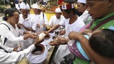 Umat Hindu mengambil air suci sebagai rangkaian ritual Tawur Agung Kesanga menjelang Nyepi di Kediri, Jawa Timur, Rabu (6/3). Ritual mensucikan alam dan melebur sifat-sifat buruk tersebut dilakukan sehari menjelang Hari Raya Nyepi. (ANTARA FOTO/Prasetia Fauzani/wsj.)