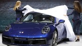 Porsche 911 Cabriolet terbaru buka selubung di Geneva International Motor Show di Genewa, Swiss, 7-17 Maret 2019. (REUTERS/Pierre Albouy)
