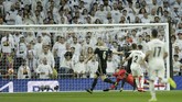 Laga baru berjalan tujuh menit, Real Madrid langsung dikejutkan dengan gol Hakim Ziyech memanfaatkan umpan Dusan Tadic. (AP Photo/Bernat Armangue)