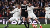 Selain trio lini depan, gelandang Frenkie de Jong juga tampil baik dengan menjadi motor serangan bagi Ajax. Casemiro (kiri) pun kesulitan menjaga pergerakan De Jong. (REUTERS/Sergio Perez)