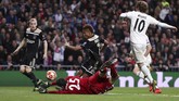 David Neres (tengah) menggandakan keunggulan bagi Ajax di menit ke-18 memanfaatkan assist Tadic. Trio lini depan Ajax yang diisi Neres, Tadic, dan Ziyech kerap memberikan masalah untuk lini belakang Madrid. (REUTERS/Sergio Perez)