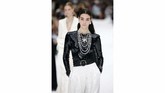 Chanel menyampaikan salam perpisahannya pada sang legenda Karl Lagerfeld dalam peragaan koleksi Fall/Winter 2019 pada gelaran Paris Fashion Week, Selasa (5/3). (REUTERS/Regis Duvignau)