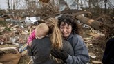 Pemerintah Negara Bagian Alabama berjanji membantu keluarga yang terkena dampak tornado. (AP Photo/David Goldman)