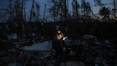 Badai itu menyebabkan aliran listrik ke lebih dari 10.000 rumah terputus. (AP Photo/David Goldman)