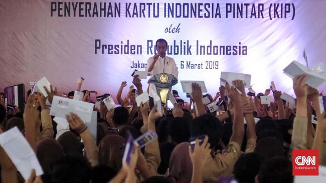 Serahkan KIP ke 3 300 Siswa Jokowi Pamer KIP Kuliah