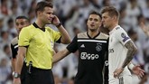 Akan tetapi, wasit Felix Brych yang berkonsultasi dengan petugas VAR tetap mengesahkan gol Tadic. Ajax pun unggul 3-0 hingga menit ke-62. (REUTERS/Susana Vera)
