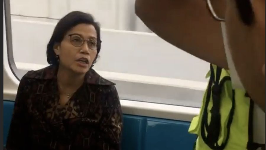 Sri Mulyani naik MRTJ (Instagram Sri Mulyani)