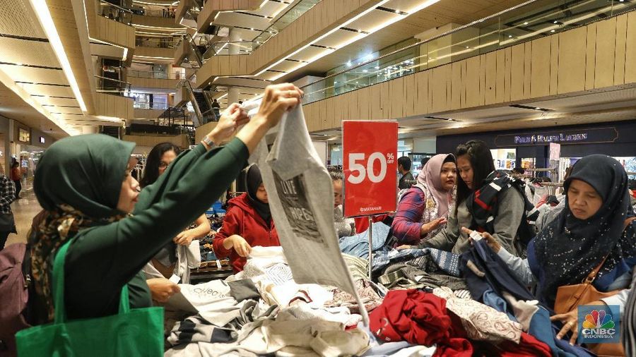 Pengunjung memelih pakaian yang dijual oleh salah satu tenant di Blok M Plaza, Jakarta, Rabu (6/3/2019). Untuk meningkatkan pengunjung manajemen Blok M Plaza merenovasi sejumlah fasilitas. (CNBC Indonesia/Andrean Kristianto)