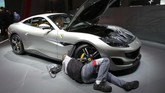 Seorang teknisi sedang menyiapkan Ferrari Portofino dalam gelaran ke-89 Geneva International Motor Show di Genewa, Swiss, 7-17 Maret 2019. (REUTERS/Denis Balibouse)