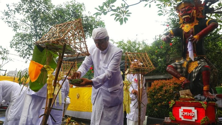 Umat Hindu melaksanakan ibadah Tawur Kesanga dan Sembahyang Tilem di Pura Amerta Jati, Depok, Rabu (6/3/2019). Kegiatan tersebut dalam rangka menyambut hari raya Nyepi Tahun Baru Saka 1941. (CNBC Indonesia/Andrean Kristianto) Umat Hindu melaksanakan ibadah Tawur Kesanga dan Sembahyang Tilem di Pura Amerta Jati, Depok, Rabu (6/3/2019). Kegiatan tersebut dalam rangka menyambut hari raya Nyepi Tahun Baru Saka 1941. (CNBC Indonesia/Andrean Kristianto)