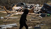 Puing-puing akibat tornado yang menerjang Lee County, Alabama, Amerika Serikat, pada Minggu (3/3) pekan lalu. (REUTERS/Elijah Nouvelage)