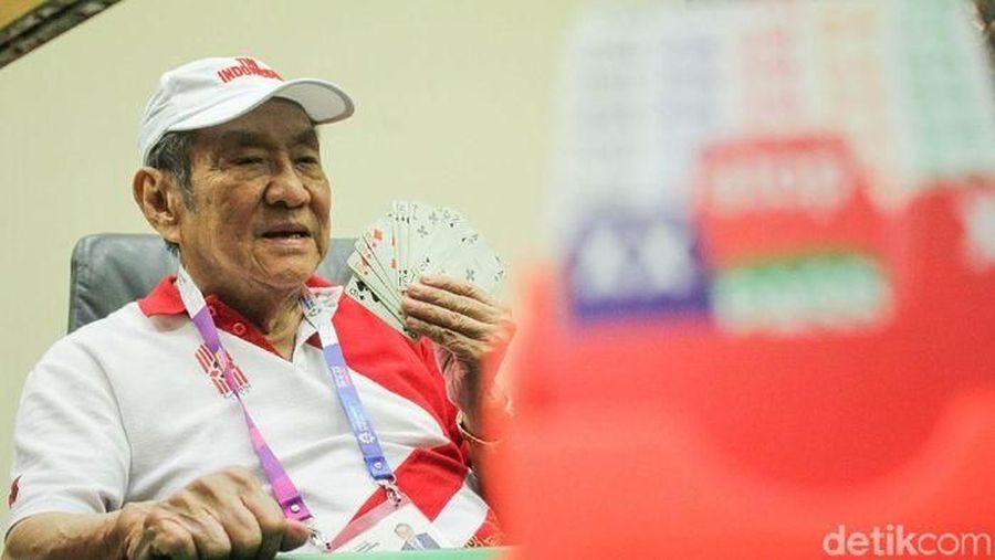 Emas di Bridge dan Latih Atlet Bola ke Italia