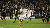 Marcus Rashford yang mendapat tugas eksekusi penalti sukses membobol gawang Gianluigi Buffon. Ini adalah penalti pertama Rashford di pertandingan kompetitif. (Reuters/John Sibley)