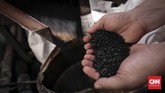 Setelah melalui berbagai proses, biji plastik hasil daur ulang dapat digunakan kembali untuk membuat kantong plastik hingga menjadi bahan baku untuk campuran aspal. (CNNIndonesia/Safir Makki).