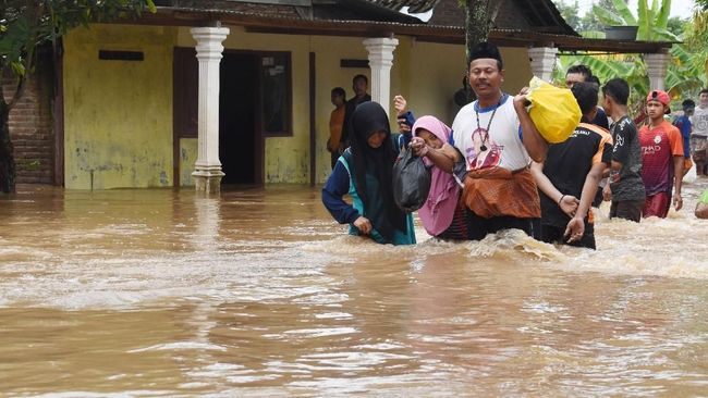 Banjir di Jawa Timur Sebabkan Puluhan Ribu KK Mengungsi – Social Media