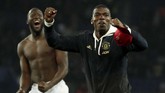 Gelandang Manchester United Paul Pogba yang absen karena kartu merah merayakan kemenangan atas PSG usai laga di Stadion Parc des Princes. (Reuters/John Sibley)