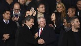 Nicolas Sarkozy menyapa mantan manajer Manchester United Sir Alex Ferguson (tengah). (Photo by FRANCK FIFE / AFP)