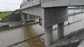 Mulai Kamis pukul 00.50 WIB seluruh kendaraan dari Surabaya dialihkan keluar Caruban, dan dilakukan sistem contra flow dari KM 602 sampai KM 607. (ANTARA FOTO/Siswowidodo)