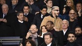 Musisi terkenal dunia asal Prancis DJ William Sami Etienne Grigahcine atau DJ Snake (jaket cokelat) ikut menyaksikan laga PSG vs Manchester United di Stadion Parc des Princes. (Photo by FRANCK FIFE / AFP)