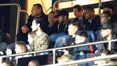 Neymar (baris belakang mengenakan topi) tampak serius menyaksikan laga PSG vs Man United ditemani ayah di sebelah kanannya, Neymar Santos Sr. Ia mengungkapkan kekesalan di Instagram usai PSG kalah 2-3 dari Setan merah. (REUTERS/Christian Hartmann)