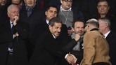 Mantan Presiden Prancis Nicolas Sarkozy (tengah) tampak hadir di tribun VVIP Stadion Parc des Princes, Rabu (6/3) malam waktu setempat. (Photo by FRANCK FIFE / AFP)