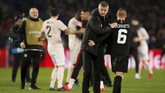Manajer interim Ole Gunnar Solskjaer bersalaman dengan gelandang PSG Marco Verratti usai pertandingan. (REUTERS/Christian Hartmann)