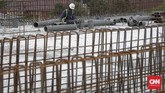 Pekerja menyelesaikan konstruksi proyek pembangunan Jalan Tol Medan - Binjai seksi I di Deli Serdang, Sumatera Utara, Rabu 6 Maret 2019. Jalan Tol Medan - Binjai seksi I sepanjang 6,7 KM tersebut pengerjaannya telah rampung sekitar 80 persen dan ditargetkan akan beroperasi pada akhir Tahun 2019. (CNN Indonesia/Adhi Wicaksono)