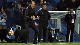 Pelatih PSG Thomas Tuchel bereaksi ketika melihat timnya ketinggalan dari Manchester United 1-2 di babak pertama. (Reuters/John Sibley)