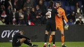 Kiper Man United David De Gea menghibur penyerang PSG Edinson Cavani dengan Kylian Mbappe tertunduk lesu usai pertandingan di Parc des Princes. (REUTERS/Christian Hartmann)