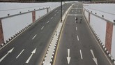 Demikian pula dengan kondisi di sekitar kawasan Underpass Simpang Tugu Ngurah Rai, Bali, Kamis (7/3). Hanya ada para pecalang yang memantau situasi selama Hari Raya Nyepi. (ANTARA FOTO/Fikri Yusuf)