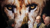 Para seniman saling mengobrol di Pameran Perdagangan dan Turisme Internasinal ITB di Berlin, Jerman. (Reuters/Hannibal Hanschke)