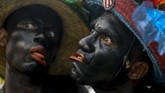 Para penggembira tampil di parade Fantasy di karnival Barranquilla di Kolombia. (AFP/Joaquin Sarmiento)