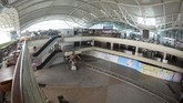 Terminal Internasional Bandara I Gusti Ngurah Rai, Bali juga tampak lengang. (ANTARA FOTO/Fikri Yusuf)