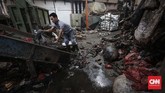 Pekerja mengurai tumpukan sampah kantong plastik yang akan di daur ulang di pabrik daur ulang plastik PT Batu Mas Murni, Tangerang, Rabu (6/3). (CNNIndonesia/Safir Makki).