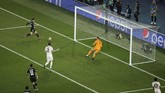 PSG merespons cepat ketinggalan lewat gol Juan Bernat pada menit ke-12 setelah menerima umpan silang Kylian Mbappe. (REUTERS/Benoit Tessier)
