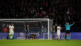 Drama terjadi pada menit ke-90 setelah wasit Damir Skomina memutuskan untuk melihat VAR setelah tendangan pemain Man United Diogo Dalot mengenai tangan bek PSG Presnel Kimpembe. (REUTERS/Christian Hartmann)