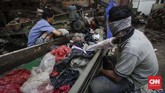 Kantong plastik bekas dipilah kembali sesuai jenis dan bahannya. Untuk daur ulang, dipilih kantong plastik yang biasa digunakan sehari-hari warga. (CNNIndonesia/Safir Makki).