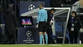 Wasit Damir Skomina yang berasal dari Slovenia menganalisa insiden handball Presnel Kimpembe melalui VAR. (Reuters/John Sibley)