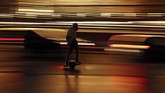 Seorang pria mengendarai seluncur elektrik roda satu melewati markas besar Konsul Eropa di Brussels. (AP/Francisco Seco)