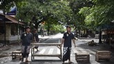 Sejumlah Pecalang juga berjaga di ruas jalan menuju pemukiman umat Hindu di Lingkungan Karang Jasi, Mataram, NTB. (ANTARA FOTO/Ahmad Subaidi)