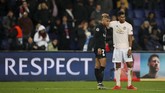 Penentu langkah Man United Marcus Rashford berusaha menghibur penyerang PSG Kylian Mbappe usai pertandingan. (REUTERS/Christian Hartmann)