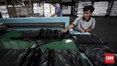 Hampir seluruh kantong plastik digunakan oleh pasar tradisional, bukan toko ritel modern. Penggunanya adalah para pedagang di pasar, toko buah di pinggir jalan, dan warung sembako. (CNNIndonesia/Safir Makki).