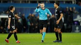 Wasit Damir Skomina memutuskan untuk memberi Man United penalti setelah Presnel Kimpembe dianggap melakukan handball. (Reuters/John Sibley)
