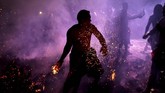 Seorang pria Bali memegang batok kelapa yang terbakar saat berlangsungnya ritual Mesabetan Api, yaitu ritual penyucian yang dilakukan menjelang Hari Raya Nyepi. (Reuters/Johannes P. Christo)
