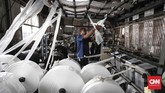 Sebagian lagi dibuat dari bahan baku baku plastik murni. Bahan baku diperoleh dari industri di dalam negeri, meski terkadang juga dipenuhi dari impor. (CNNIndonesia/Safir Makki).