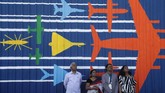 Penonton menyaksikan pilot tempur menampilkan manuver akrobat saat hari ketiga penyelenggaraan ajang dua tahunan Aero India 2019 di pangkalan udara Yelahanka di Bangalore, India. (AP/Aijaz Rahi)