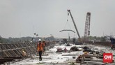 Pekerja menyelesaikan konstruksi proyek pembangunan Jalan Tol Medan - Binjai seksi I di Deli Serdang, Sumatera Utara, Rabu 6 Maret 2019. Jalan Tol Medan - Binjai seksi I sepanjang 6,7 KM tersebut pengerjaannya telah rampung sekitar 80 persen dan ditargetkan akan beroperasi pada akhir Tahun 2019. (CNN Indonesia/Adhi Wicaksono)