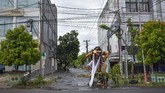 Tak hanya di Bali, ruas jalan yang menuju pemukiman umat Hindu di Mataram pun ditutup.Sebuah ogoh-ogoh dipasang di depan ruas jalan menuju pemukiman tersebut. (ANTARA FOTO/Ahmad Subaidi).